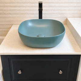 Mobilier pentru baie realizat la comandă de NORVINIA din MDF temoformat cu blat din cuarț compozit