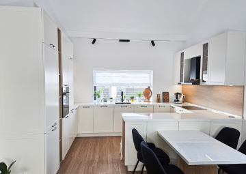 Mobilă de bucătărie fabricată la comandă de NORVINIA cu blat și glaf geam din cuarț compozit, mobilier din MDF termoformat