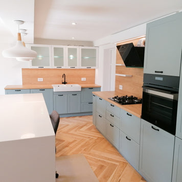 Mobilier de bucătărie NORVINIA din MDF termoformat cu insulă din cuarț compozit