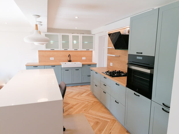 Mobilier de bucătărie NORVINIA din MDF termoformat cu insulă din cuarț compozit