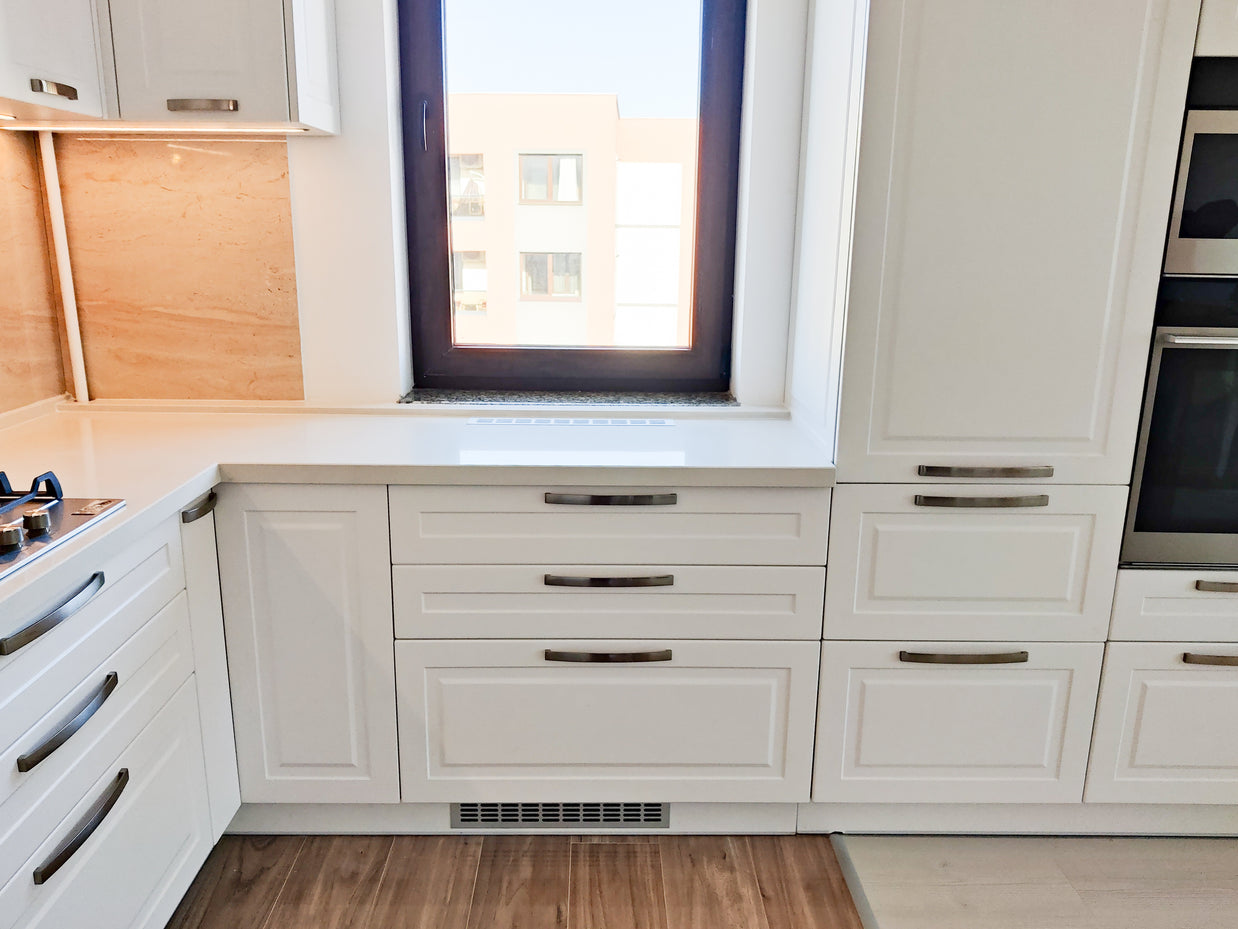 Mobilier de bucătărie NORVINIA cu fronturi din MDF termoformat și blat din cuarț compozit