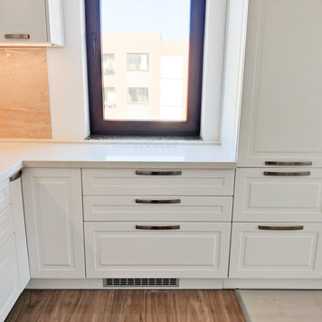 Mobilier de bucătărie NORVINIA cu fronturi din MDF termoformat și blat din cuarț compozit