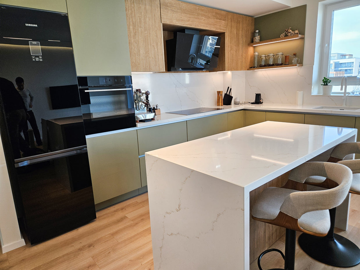 Mobilier de bucătărie NORVINIA cu blat din cuarț compozit și chiuvetă montată sub blat, fronturi din MDF termoformat