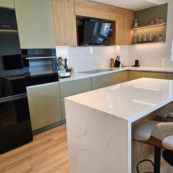 Mobilier de bucătărie NORVINIA cu blat din cuarț compozit și chiuvetă montată sub blat, fronturi din MDF termoformat