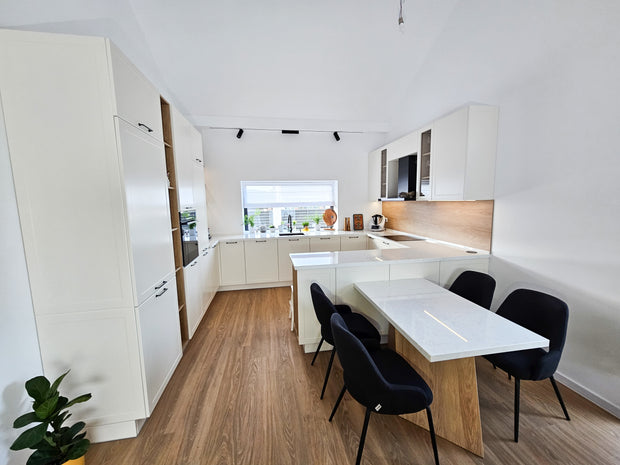 Mobilă de bucătărie fabricată la comandă de NORVINIA cu blat și glaf geam din cuarț compozit, mobilier din MDF termoformat