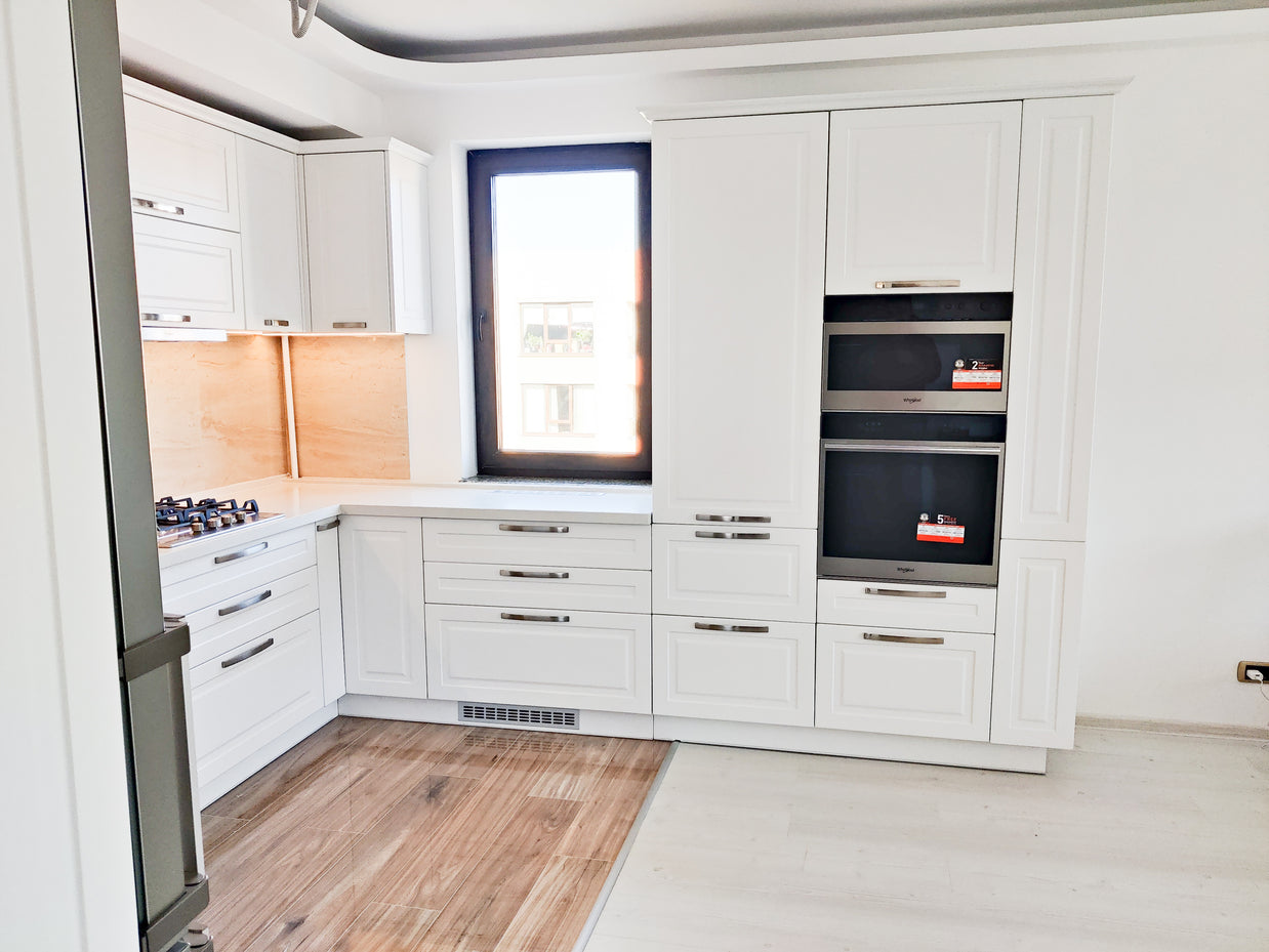 Mobilier de bucătărie NORVINIA cu fronturi din MDF termoformat și blat din cuarț compozit