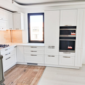 Mobilier de bucătărie NORVINIA cu fronturi din MDF termoformat și blat din cuarț compozit