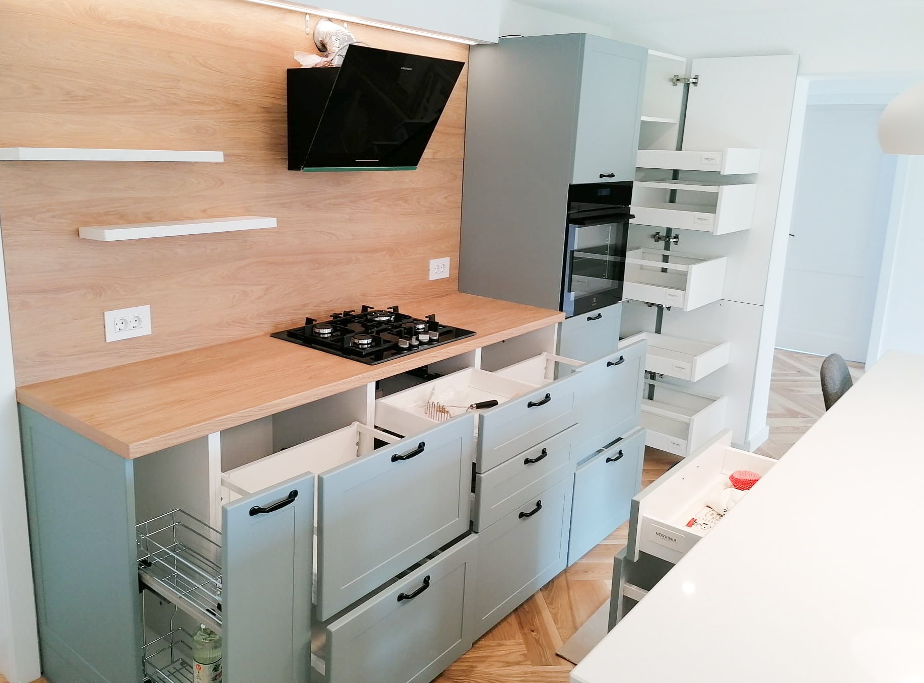 Mobilier de bucătărie NORVINIA din MDF termoformat cu insulă din cuarț compozit