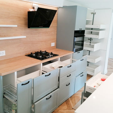 Mobilier de bucătărie NORVINIA din MDF termoformat cu insulă din cuarț compozit