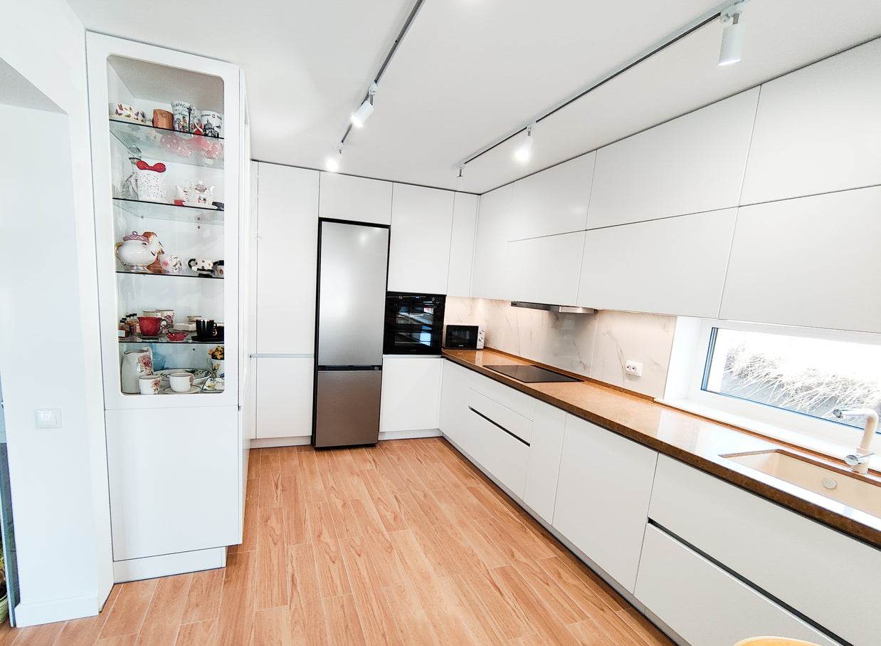 Mobilier de bucătărie NORVINIA din MDF cu blat din cuarț compozit, mânere Gola montate în spatele ușilor