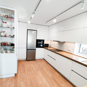 Mobilier de bucătărie NORVINIA din MDF cu blat din cuarț compozit, mânere Gola montate în spatele ușilor