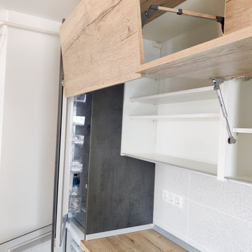 Mobilă de bucătărie din MDF termoformat fabricată la comandă de NORVINIA cu blat termorezistent și îmbinare colț invizibilă