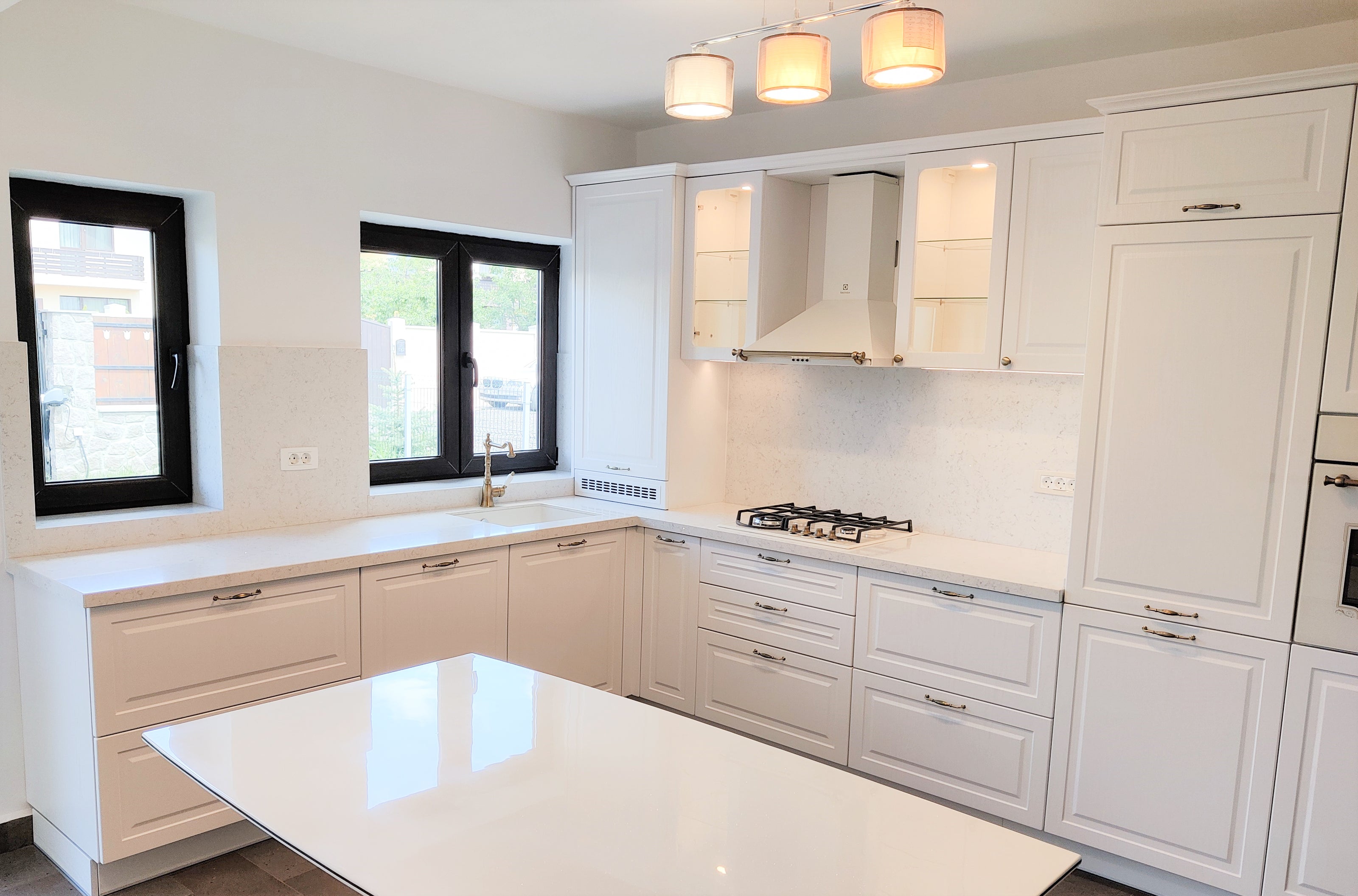 Mobilă de bucătărie din MDF termoformat fabricată la comandă de NORVINIA cu blat din cuarț compozit și chiuvetă montată sub blat