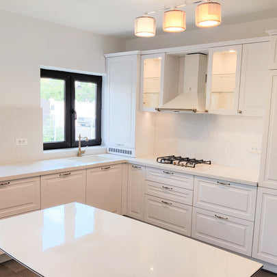 Mobilă de bucătărie din MDF termoformat fabricată la comandă de NORVINIA cu blat din cuarț compozit și chiuvetă montată sub blat