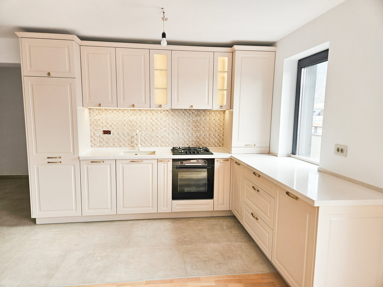 Mobilă de bucătărie fabricată la comandă de NORVINIA cu blat și glaf geam din cuarț compozit, mobilier din MDF termoformat