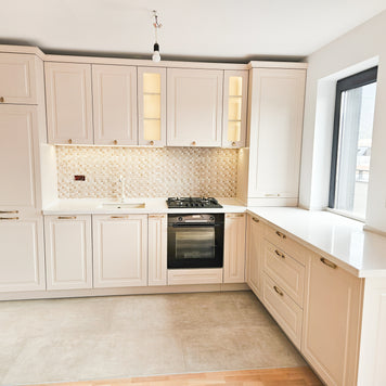 Mobilă de bucătărie fabricată la comandă de NORVINIA cu blat și glaf geam din cuarț compozit, mobilier din MDF termoformat