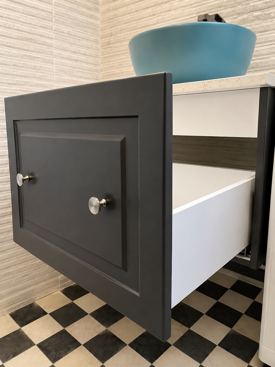 Mobilier pentru baie realizat la comandă de NORVINIA din MDF temoformat cu blat din cuarț compozit