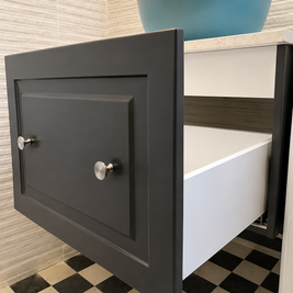 Mobilier pentru baie realizat la comandă de NORVINIA din MDF temoformat cu blat din cuarț compozit