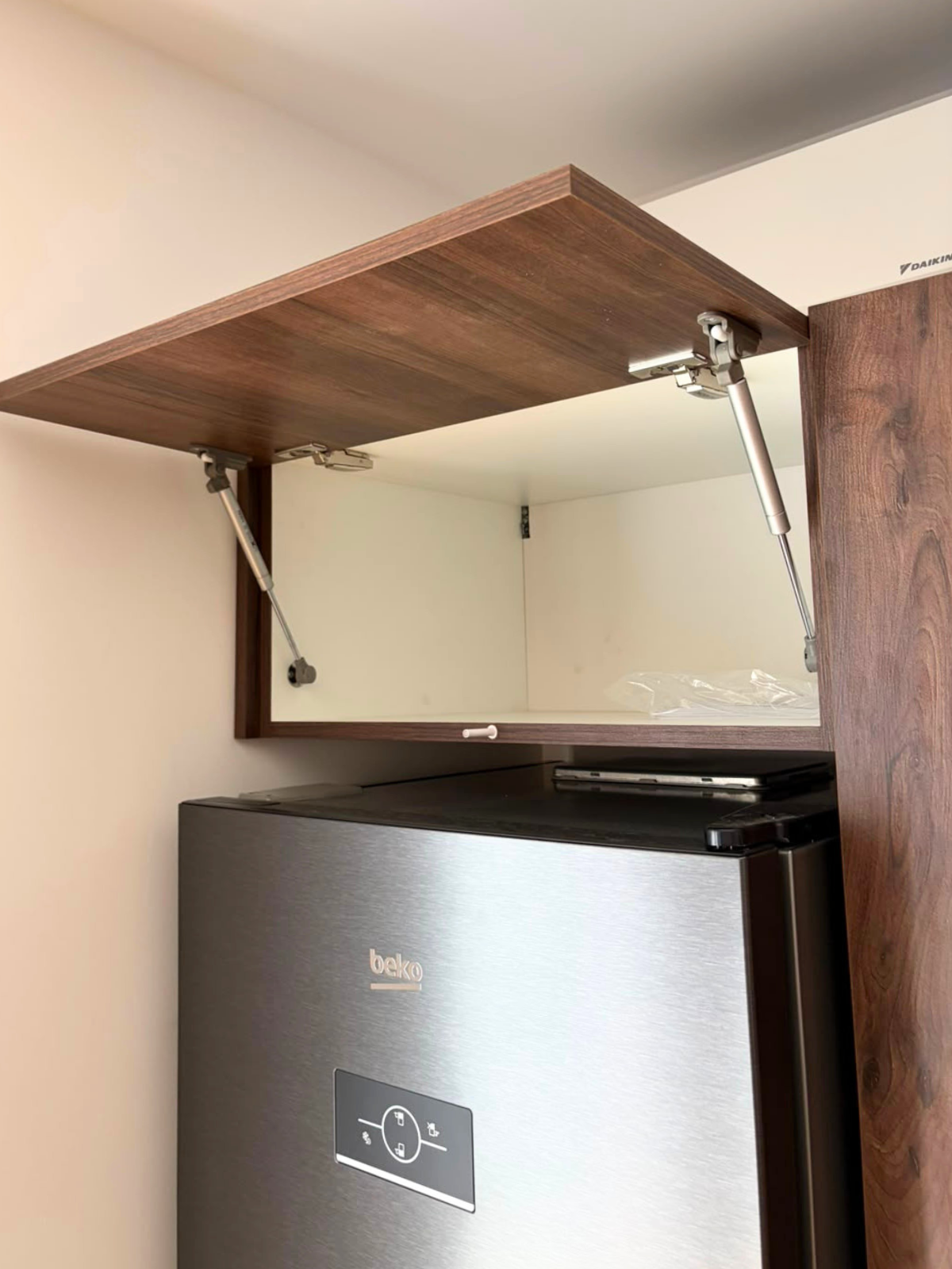 Mobilier din MDF termoformat cu blat termorezistent și mânere metalice aplicate/tip profil GOLA