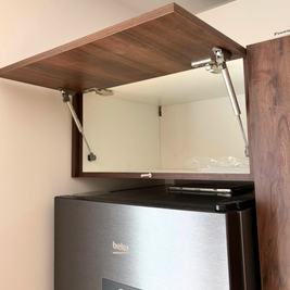 Mobilier din MDF termoformat cu blat termorezistent și mânere metalice aplicate/tip profil GOLA
