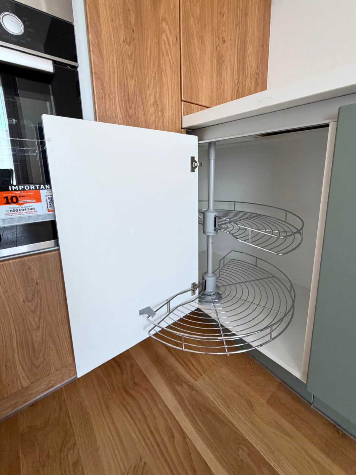 Mobilier de bucătărie NORVINIA, cu fronturi din MDF termoformat, blat și contrablat din cuarț compozit alb și mânere tip profil GOLA, finisaj aluminiu