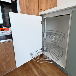 Mobilier de bucătărie NORVINIA, cu fronturi din MDF termoformat, blat și contrablat din cuarț compozit alb și mânere tip profil GOLA, finisaj aluminiu