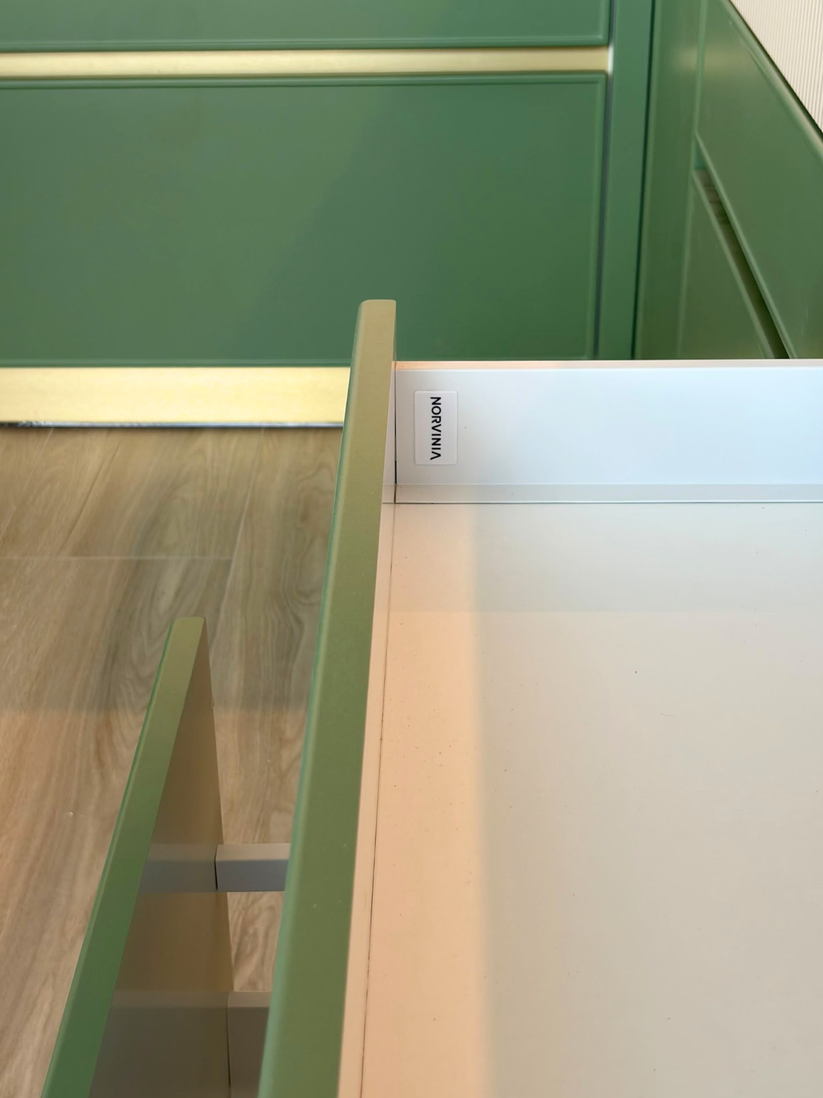 Mobilier din MDF termoformat cu blat din cuarț compozit, insulă cu blat din cuarț și mânere GOLA