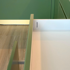 Mobilier din MDF termoformat cu blat din cuarț compozit, insulă cu blat din cuarț și mânere GOLA