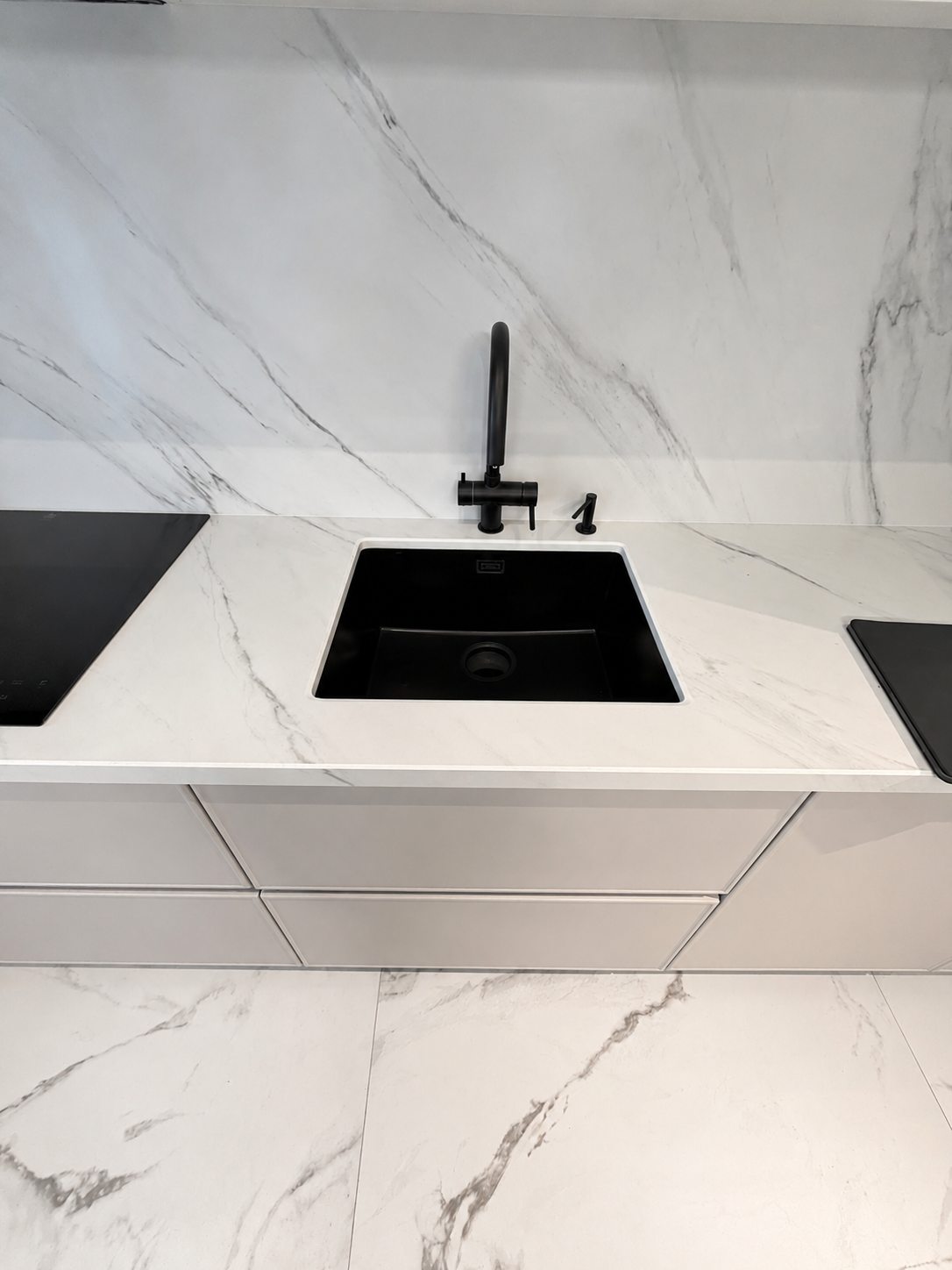 Mobilier de bucătărie NORVINIA, cu fronturi din MDF termoformat, blat din cuarț compozit și mânere tip profil GOLA, finisaj negru mat