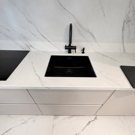 Mobilier de bucătărie NORVINIA, cu fronturi din MDF termoformat, blat din cuarț compozit și mânere tip profil GOLA, finisaj negru mat