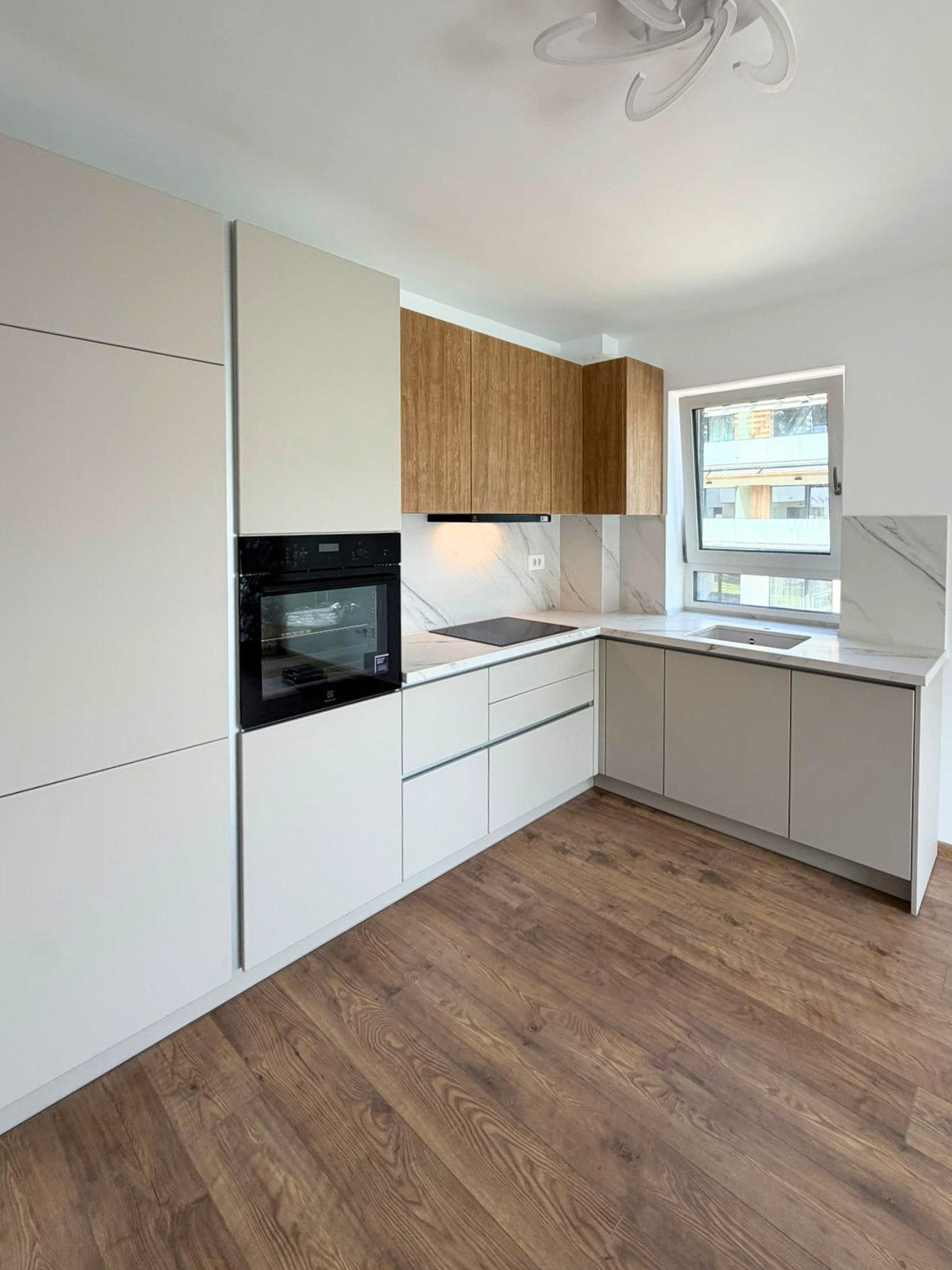 Mobilier din MDF termoformat cu blat din cuarț compozit și mânere GOLA