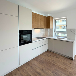 Mobilier din MDF termoformat cu blat din cuarț compozit și mânere GOLA