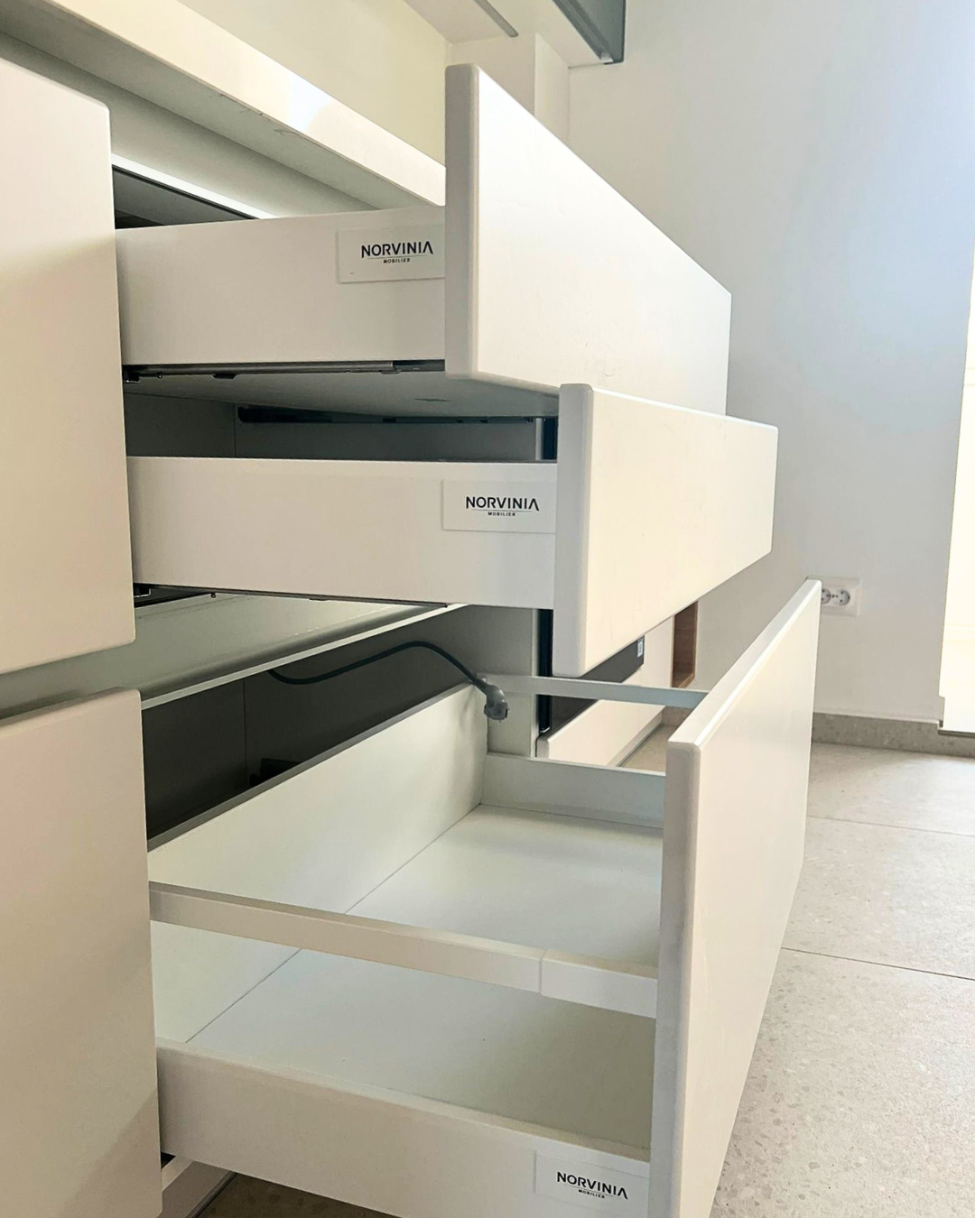 Mobilier bucătărie NORVINIA, cu blat din cuarț compozit