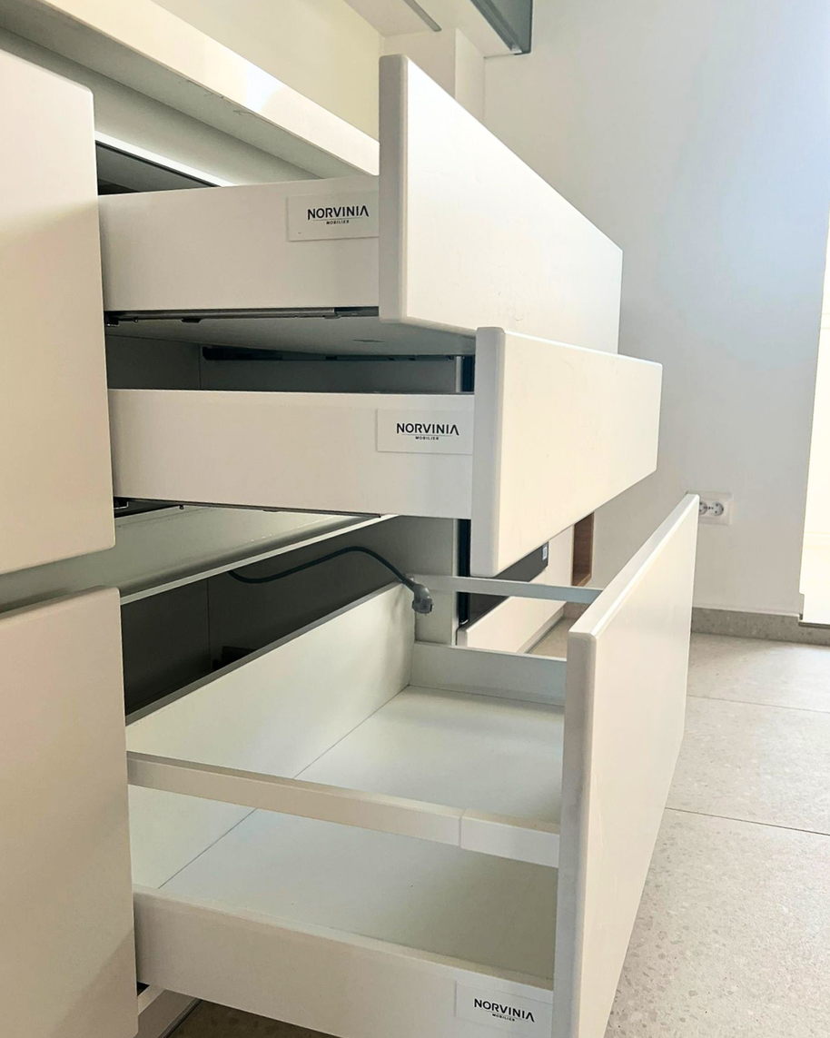 Mobilier bucătărie NORVINIA, cu blat din cuarț compozit