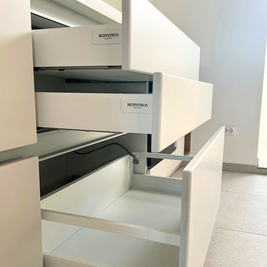 Mobilier bucătărie NORVINIA, cu blat din cuarț compozit