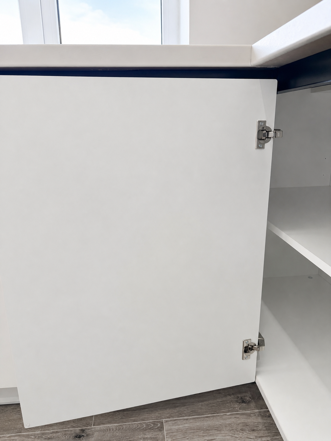 Mobilier de bucătărie NORVINIA, cu fronturi din MDF termoformat, blat termorezistent EGGER și mânere tip profil GOLA, finisaj negru mat