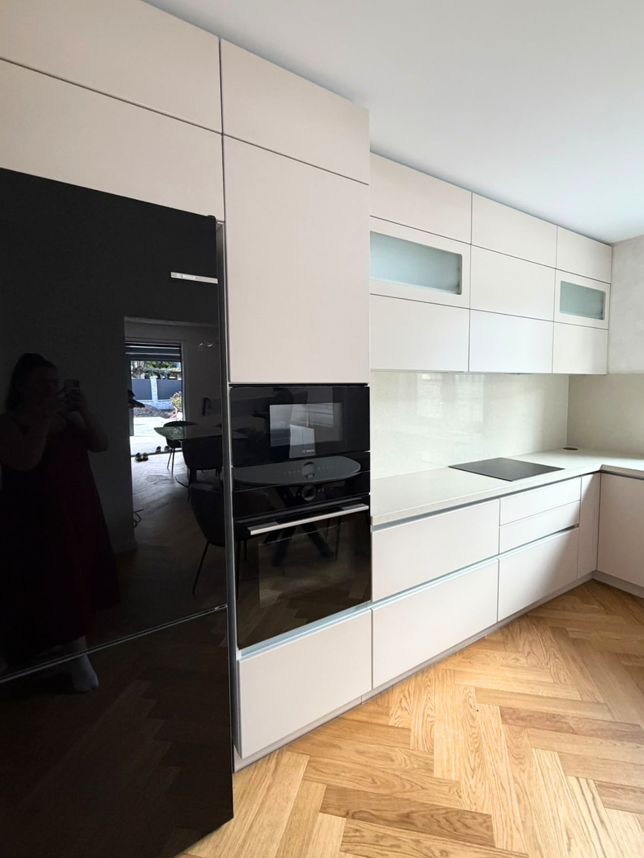 Mobilier din MDF termoformat cu blat din cuarț compozit, masă cu blat din cuarț și mânere GOLA