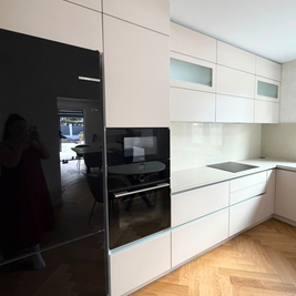 Mobilier din MDF termoformat cu blat din cuarț compozit, masă cu blat din cuarț și mânere GOLA