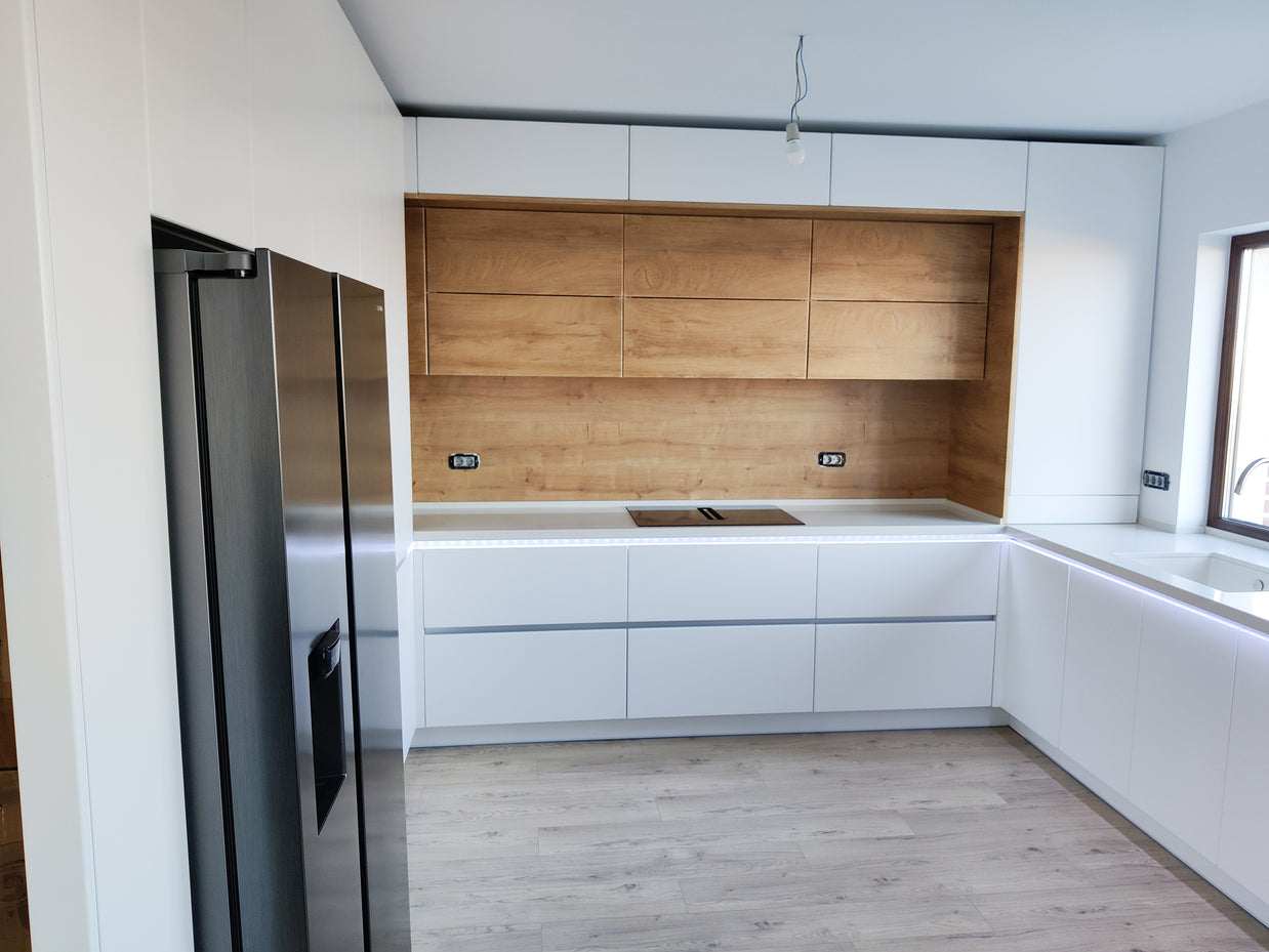 Mobilier bucătărie NORVINIA din MDF termoformat alb satin cu blat din cuarț compozit și chiuvetă montată sub blat