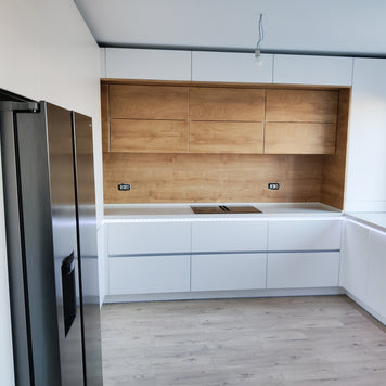 Mobilier bucătărie NORVINIA din MDF termoformat alb satin cu blat din cuarț compozit și chiuvetă montată sub blat