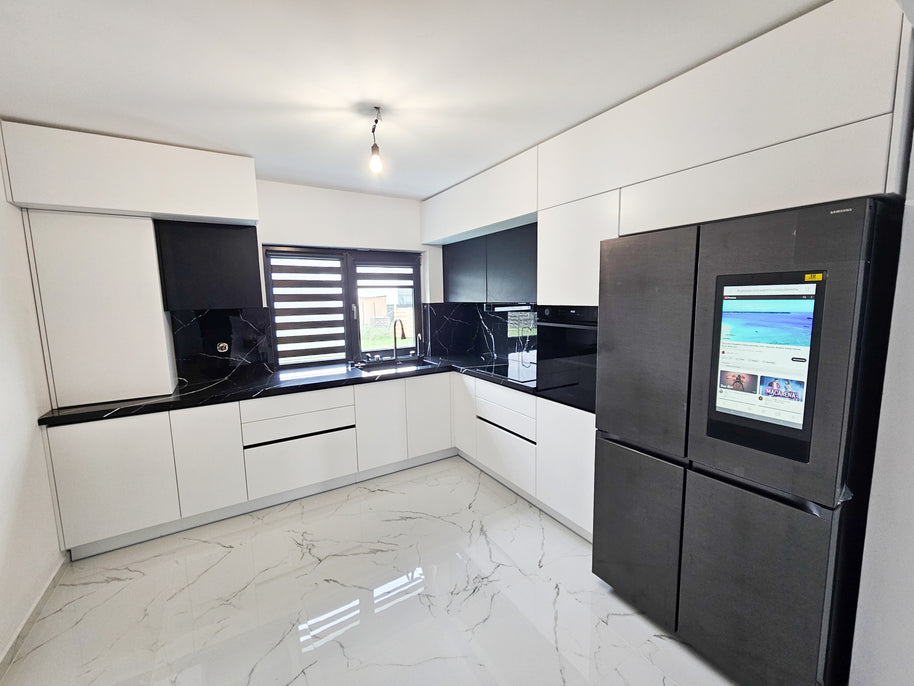 Mobilă de bucătărie fabricată la comandă de NORVINIA cu blat din cuarț compozit, mobilier din MDF termoformat