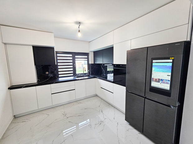 Mobilă de bucătărie fabricată la comandă de NORVINIA cu blat din cuarț compozit, mobilier din MDF termoformat