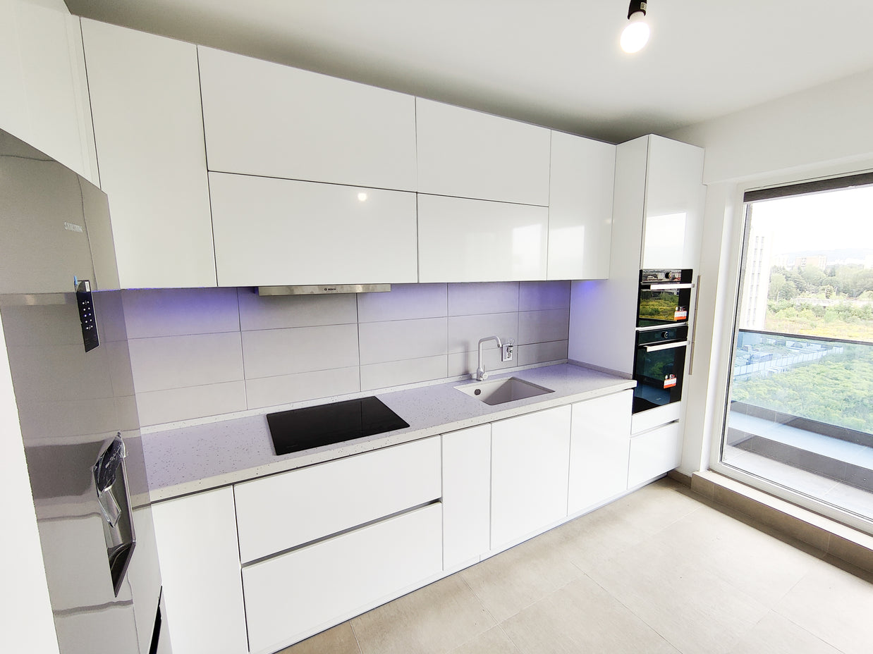 Mobilier bucătărie NORVINIA, cu mânere Gola ascunse în spatele ușilor, blat din cuarț compozit și chiuvetă montată sub blat