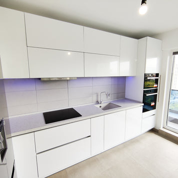 Mobilier bucătărie NORVINIA, cu mânere Gola ascunse în spatele ușilor, blat din cuarț compozit și chiuvetă montată sub blat