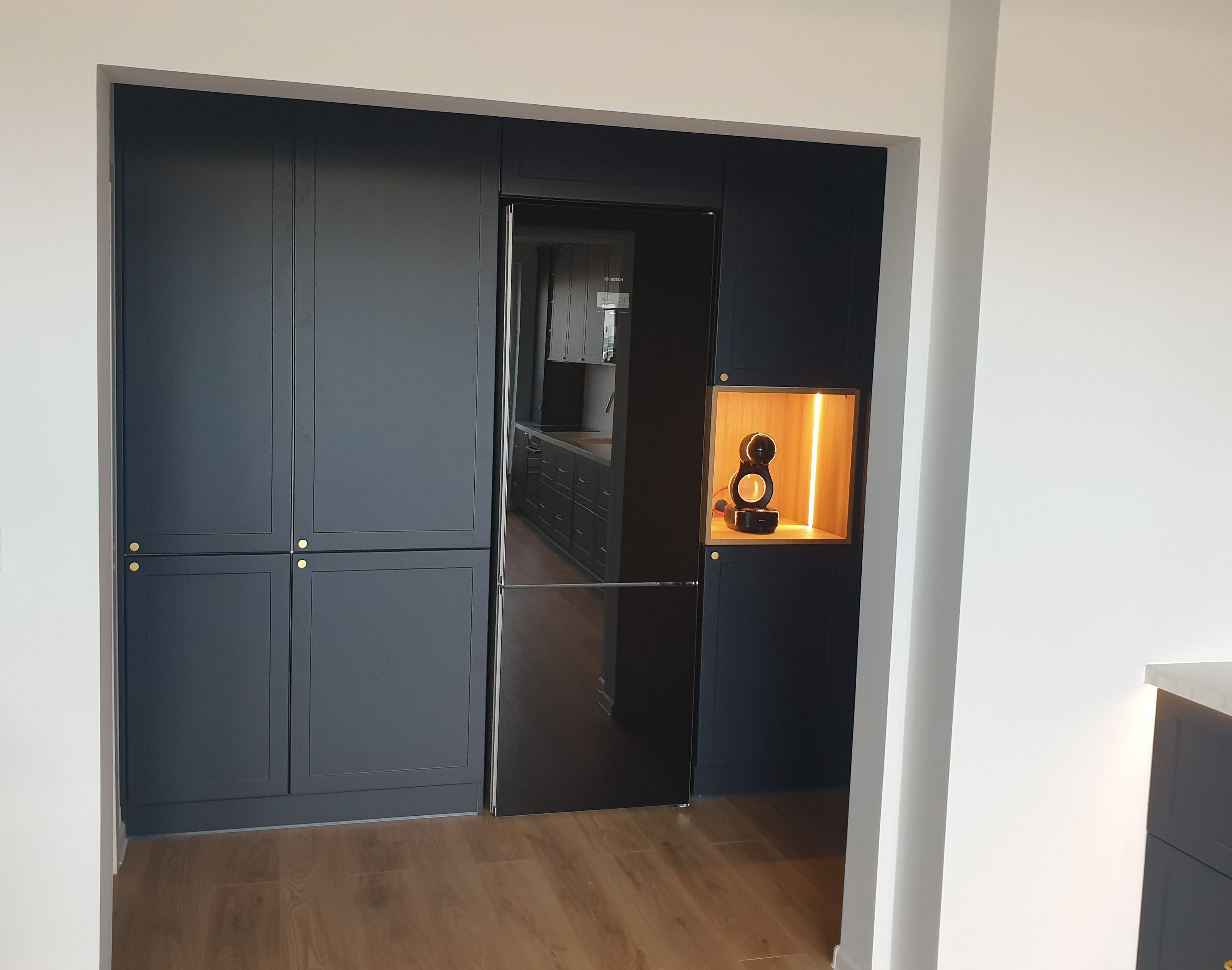 Mobilă de bucătărie NORVINIA cu blat din cuarț compozit și chiuvetă montată sub blat