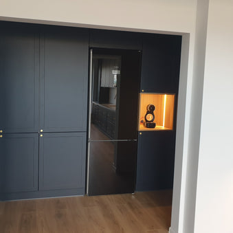 Mobilă de bucătărie NORVINIA cu blat din cuarț compozit și chiuvetă montată sub blat