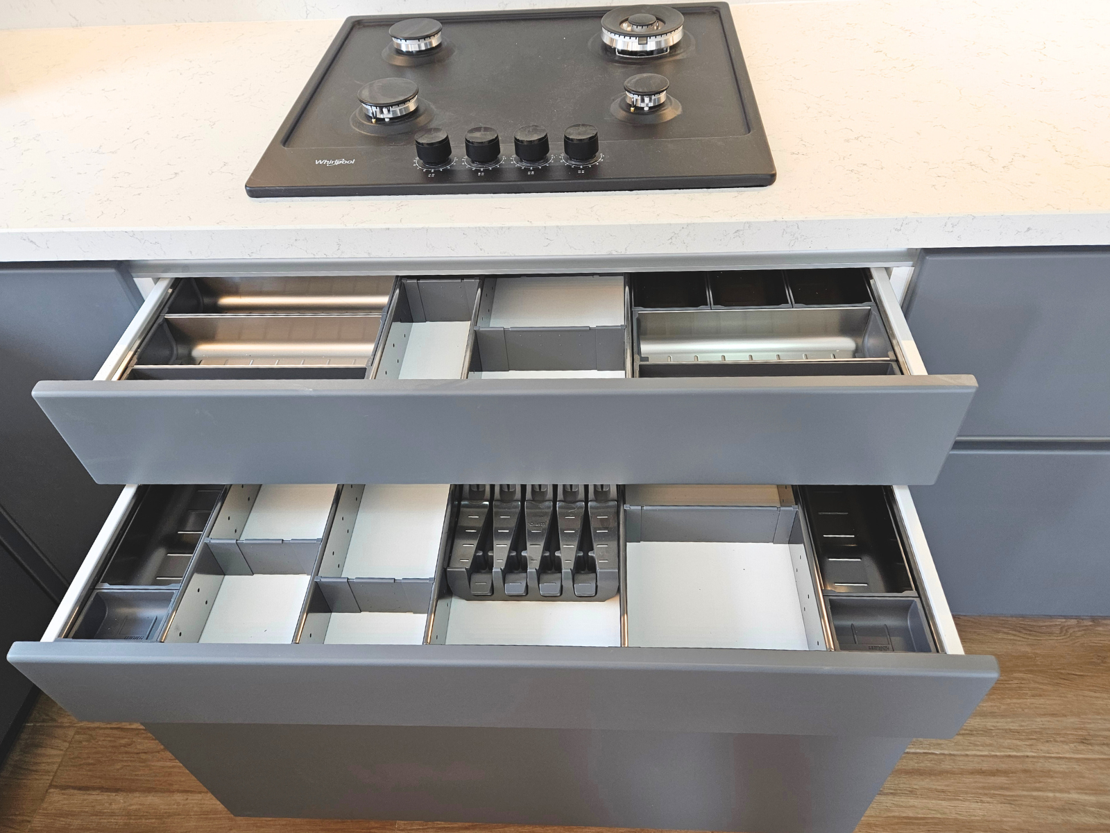 Mobilier la comandă pentru bucătărie NORVINIA, cu mânere ascunse GOLA și blat din cuarț compozit