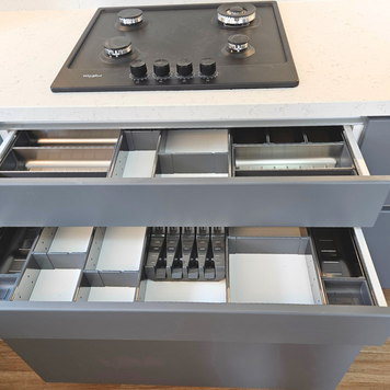 Mobilier la comandă pentru bucătărie NORVINIA, cu mânere ascunse GOLA și blat din cuarț compozit