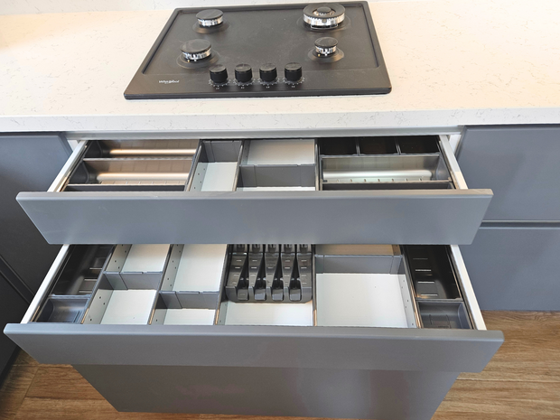 Mobilier la comandă pentru bucătărie NORVINIA, cu mânere ascunse GOLA și blat din cuarț compozit