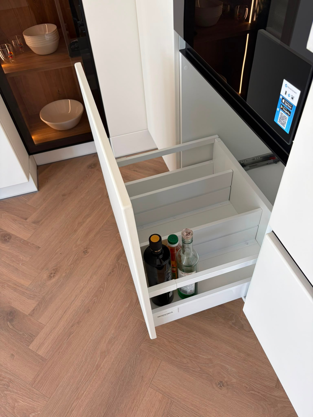 Mobilier din MDF termoformat cu blat din cuarț compozit și mânere gola, finisaj negru mat